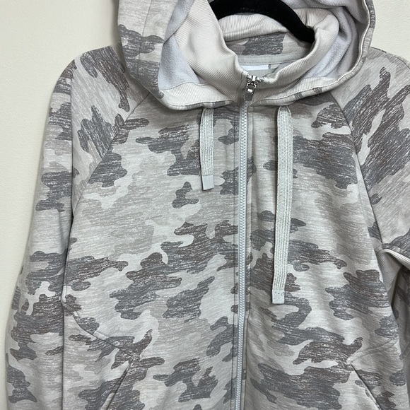 Athleta Triumph Printed Hoodie Color Grey Gypsum Camo LP - Picture 4 of 8